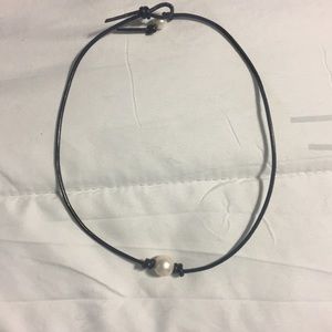Pearl leather choker